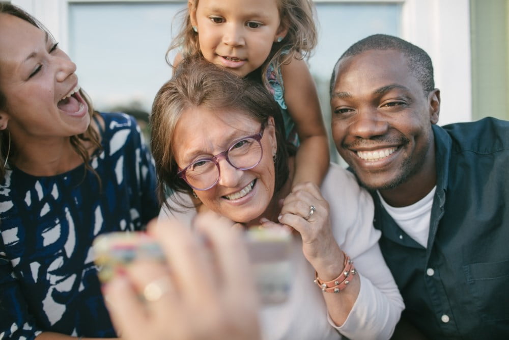 3 generasjoner smiler til kamera