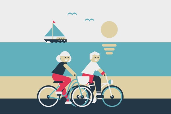 Pensjonister på sykkeltur langs stranden